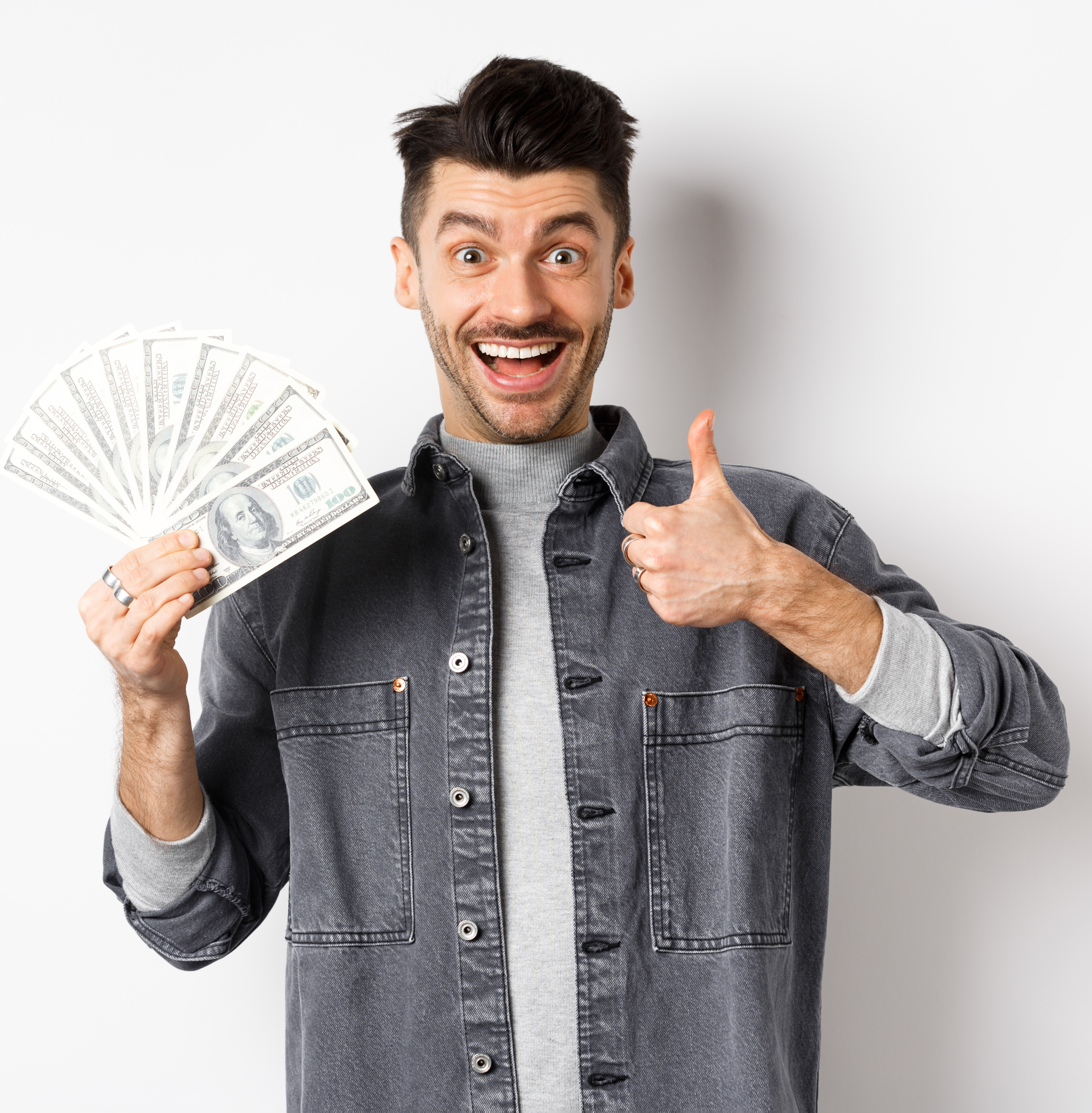 Cliente feliz vendiendo su auto a Tlocompro con pago inmediato